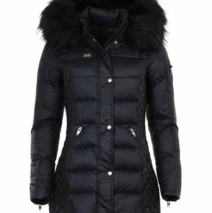 Rock and blue - Storlek 36. Svart rock and blue jacka med svart päls som jag har köpt enklit, pälsen på är äkta! Väldigt bra skick! Knappt använt jackan då jag hade en annan.