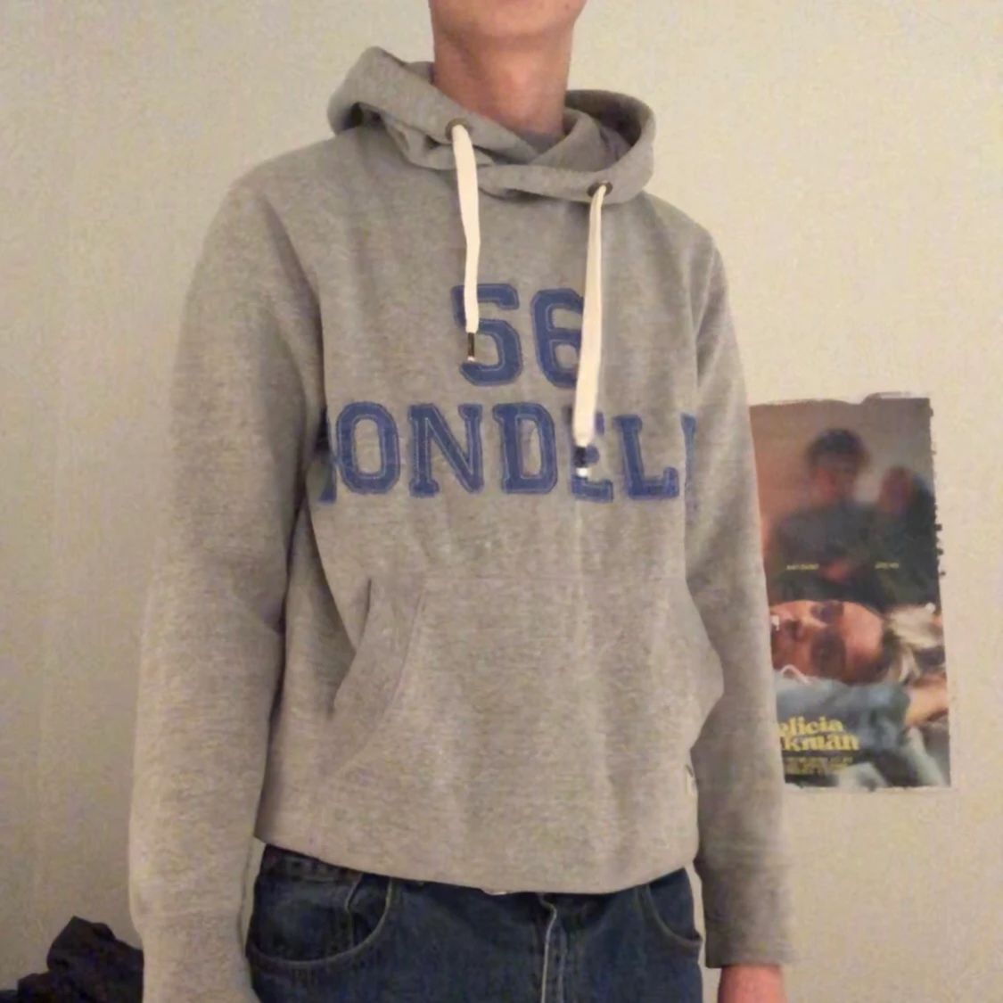 Grå hoodie