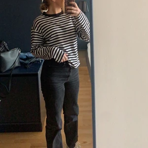 randig tröja - Säljer denna fina randiga tröja från monki, endast använd fåtal gånger, köparen står för frakten❣️