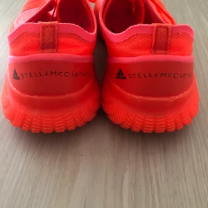 adidas by Stella McCartney  - 🍊Perfekta på gymmet då sulan inte glider,väldigt bekväma!! Mötas upp eller skickas med posten då tillkommer frakten såklart. 