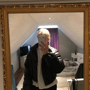 Puffer jacka i skinimitation  - Säljer denna fina puffer jackan från Zara. Svart skinnimitation, storlek M. Jättefint skick, använd väldigt lite ⚡️