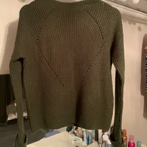 Säljer nu denna mörkgröna stickade tröjan som är perfekt till hösten/vintern. Superskönt material! Säljer för endast 49kr+frakt 