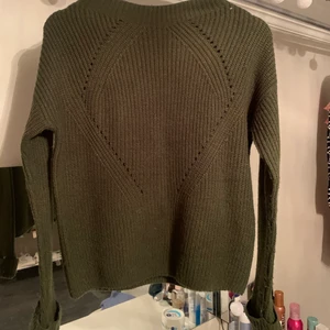 Mörkgrön stickad tröja  - Säljer nu denna mörkgröna stickade tröjan som är perfekt till hösten/vintern. Superskönt material! Säljer för endast 49kr+frakt 