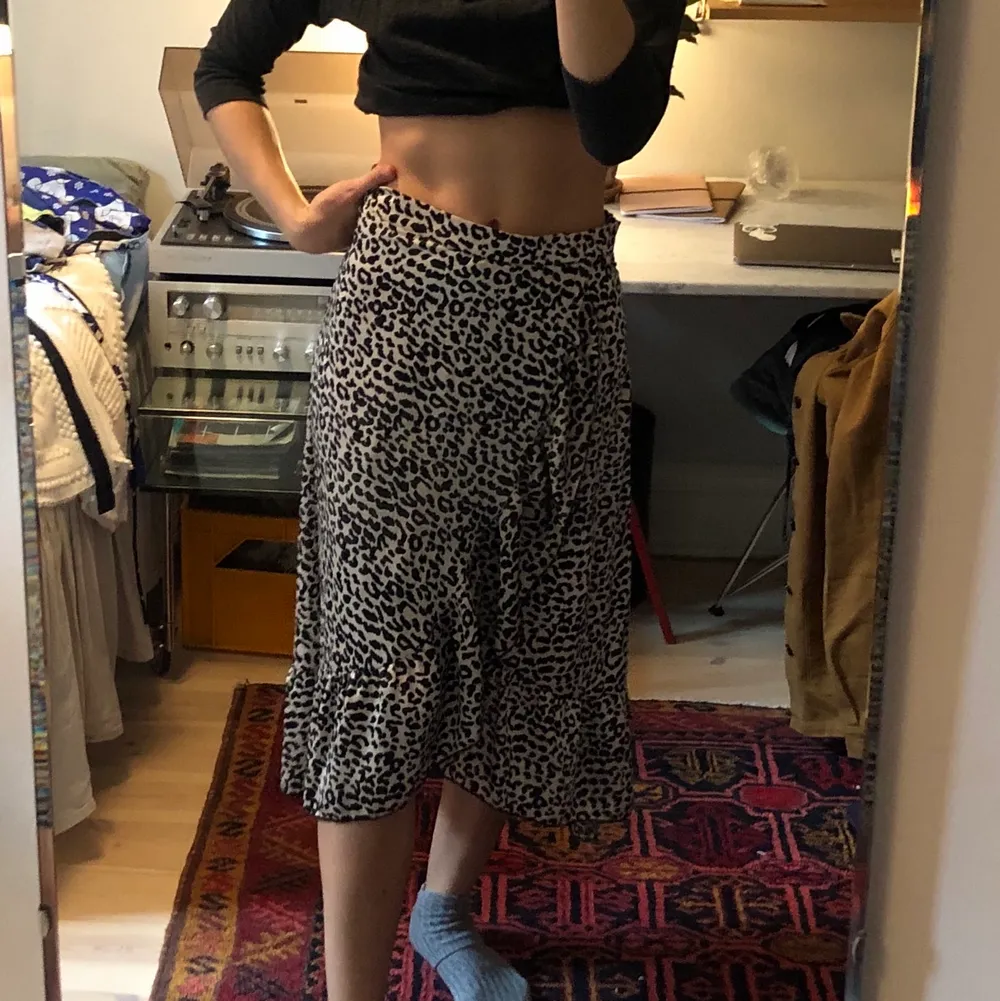 Jättesöt kjol i storlek XS (liite stor för mig som har XS dock) från Neo Noir. Bra skick! Skriv för mer bilder och info!❤️. Kjolar.