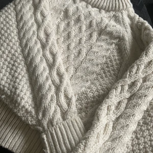 Fin vit stickad tröja - Säljer denna mysiga vit stickade tröja med mönster. Knappt använd