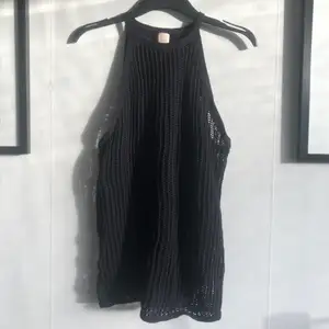 Säljer en HM-topp i storlek XL som jag använde som klänning, däremot har den krumt lite i tvätten så jag skulle säga att den mer är som en Small eller Medium nu och inte tillräckligt lång som klänning längre! 🥲🤠 