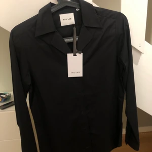 Svart helt ny skjorta från The Labb - Svart helt ny skjorta från The Labb. Storlek XS.