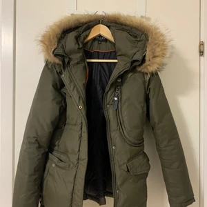 Hollies jacka  - Säljer en Hollies köpte för ett par vintrar sedan. Ej använt den på 3 år. (Eventuella skador finns på jackan) storlek 38, jackan är i färgen grön (militärgrön) 