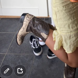 Cowboy boots - Cowboy inspirerade boots i ormskinn storlek 37,5/38. Köptes på beyond retro för 800kr