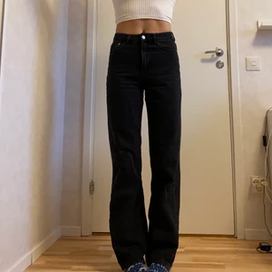 svart jeans  - Säljer dessa perfekta svarta jeansen från NAKD. De är i storlek 34 och är lite små på mig som brukar ha 36. Jag är 174. Hör gärna av er för mer info!