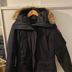 Canada goose montebello jacka - Säljer nu min canada goose jacka som jag använt ett flertal gånger men inte längta kan ha. Pris är diskuterbart