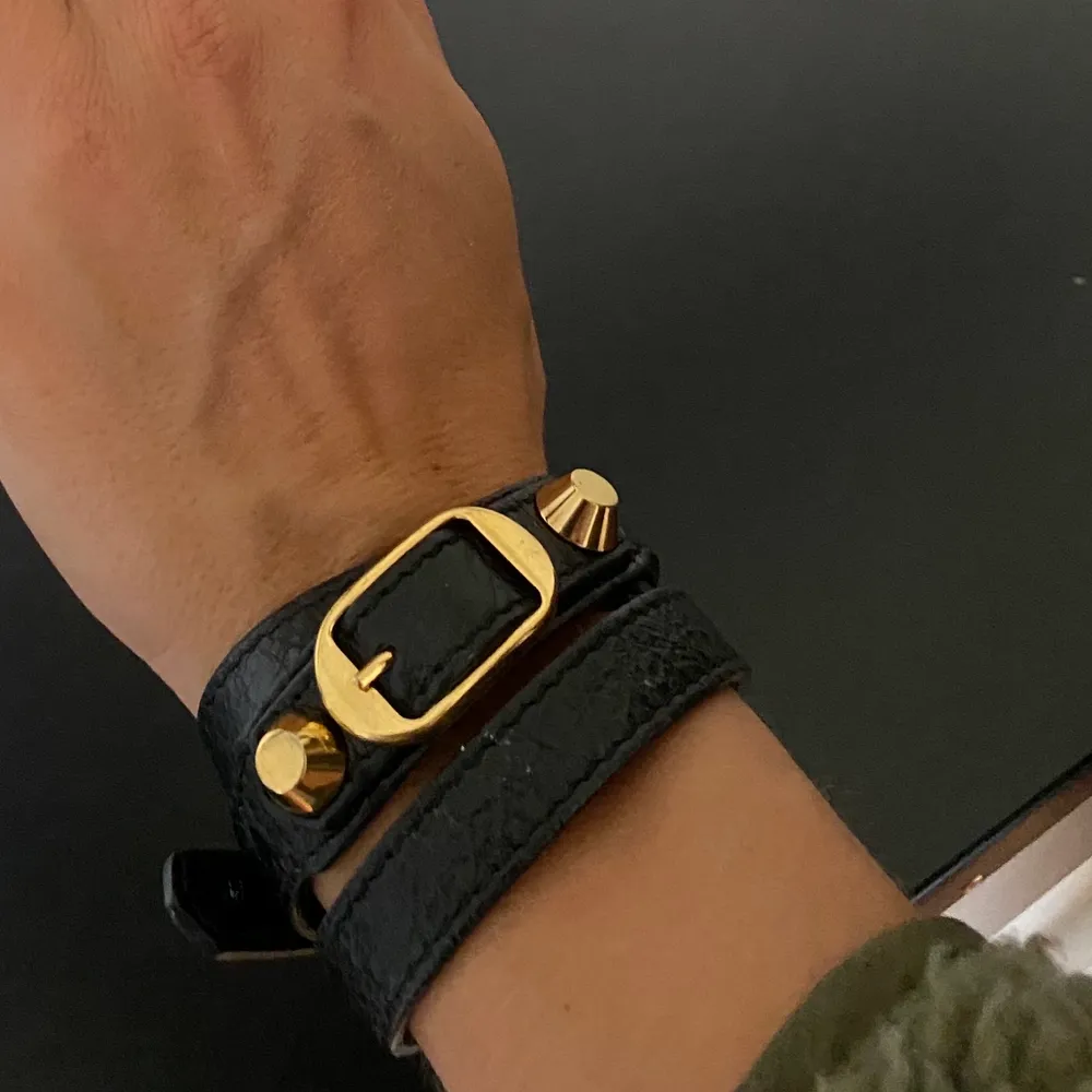 Balenciaga armband i svart och guld 🖤 Använt ett par fåtal gånger, som nytt. Accessoarer.
