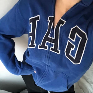 Gap zip up hoodie - Första bilden lånad!  Säljer min blåa GAP hoodie som jag köpte här på plick! Den är XL barnstorlek vilket motsvarar XS-S. Inga skador, skriv vid funderingar eller frågor💗 Frakt är inte inkluderat i priset.