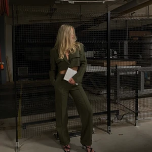 Hanna Schönberg X NAKD, kostym set - Kostym set från Hanna SchönbergX NAKD, strl 36 i kavaj strl 38 i byxan.Helt SLUTSÅLD på hemsidan. Använt en gång. Sitter jättesnyggt på. Har tyvärr inte användning för setet då jag har likadant i svart. 