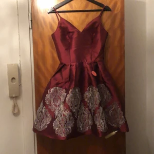 Klänning Chi chi London storlek XS - Helt ny svinfin klänning från Chi chi London. Prislapp sitter kvar på klänningen så den är aldrig använd. Säljs eftersom den är för liten för mig. 