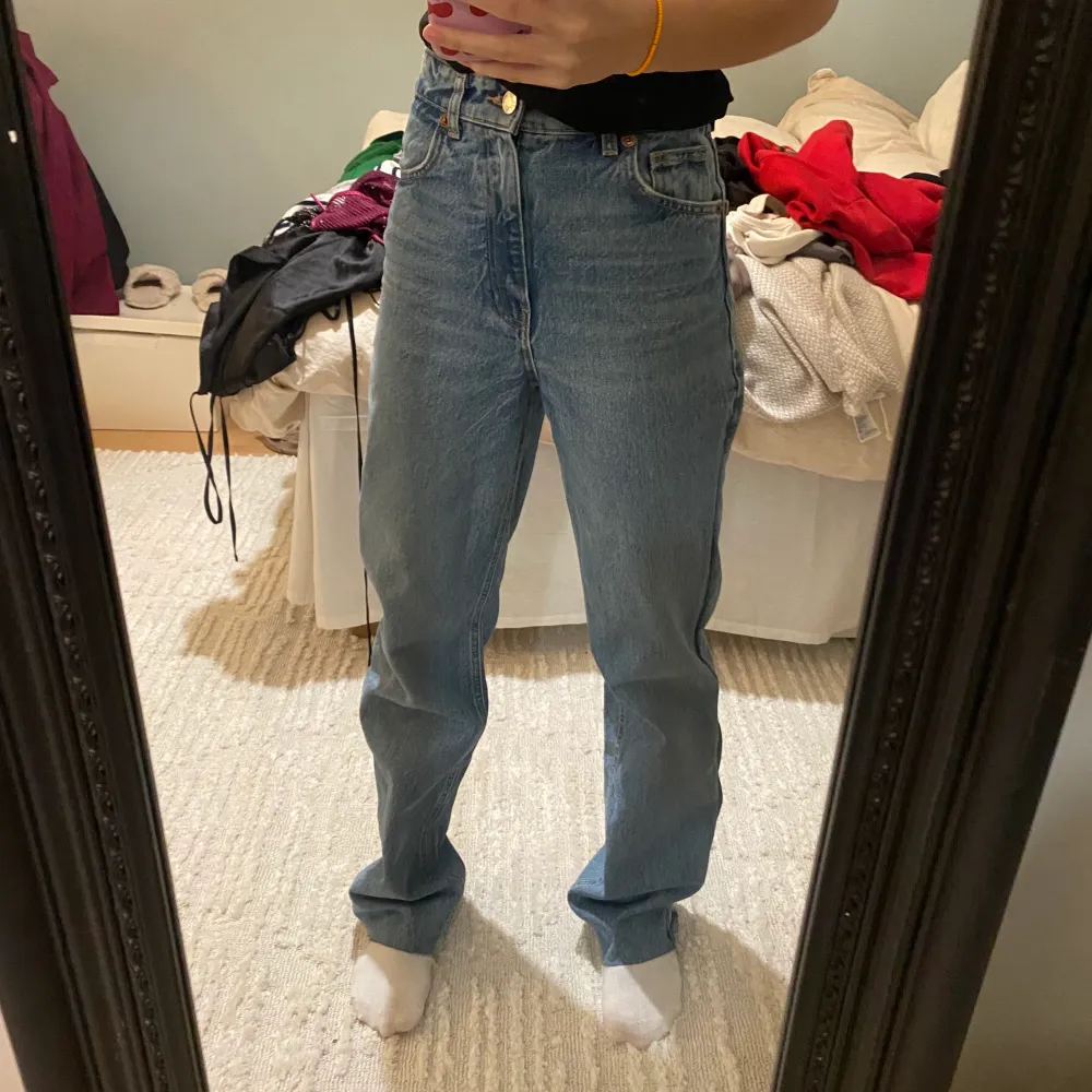 Långa raka jeans från zara i storlek 34. Jeans & Byxor.