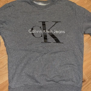 Calvin klein tröja grå - En tröja från calvin klein i NYSKICK. Nypris på zalando är omkring 1000 kr. Mötas upp/frakta spelar ingen roll!