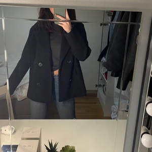 Kort kappa - Kort svart/grå kappa från Amisu 🌸