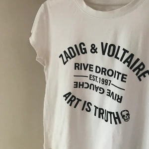 Zadig & voltaire t-shirt🤍🤍🤍🤍🤍 - Jätte fin zadig & voltaire t-shirt i strlk S🤍🤍 ny-skick och fri frakt vid snabb affär🤍🤍🤍🤍🤍 kontakta mig vid intresse/köp🤍🤍🤍
