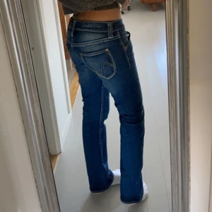Lågmidjade jeans - Skit snygga populära lågmidjade jeans. Säljer då de tyvärr är lite korta på mig. Jag är 1,68 så skulle nog passa någon som var 1,62-166. Skulle passa någon som har 36/38 i byxor💕💕