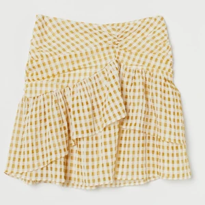 H&M kjol - Superfin gul ”tyll”kjol från h&m💛 Bra skick, inga defekter! Passar en 36/38. (Sista bilden är lånad)