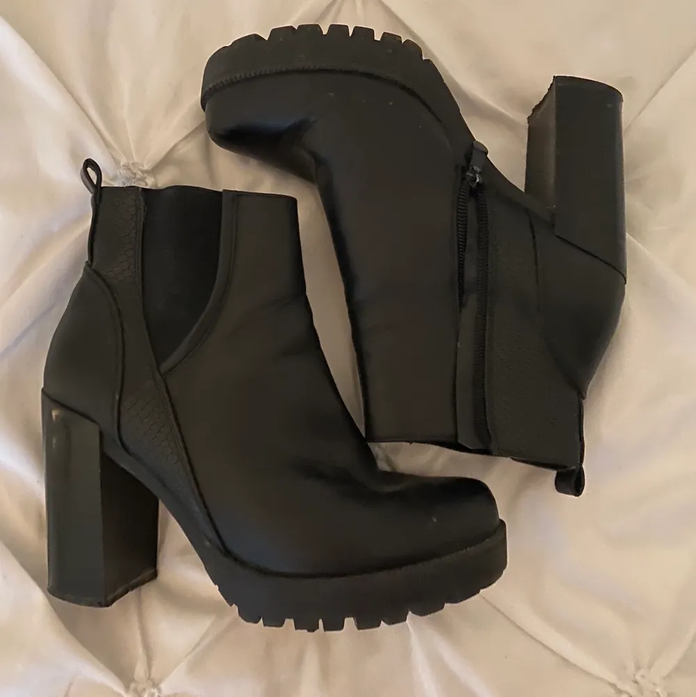 Black leather chunky heeled boots worn a couple of times quite comfortable . Skor.