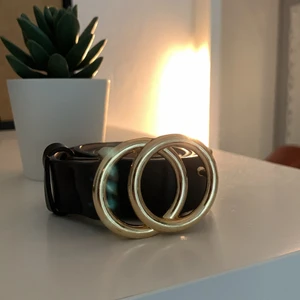  Svart skärp med guld detalj ⭐️ -  Svart skärp med guld detalj perfekt med byxor kjol och klänningar. Passar till vad som helst🌸