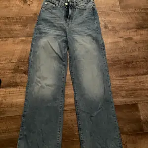 Fina jeans från lager 157, sitter väldigt bra och är sköna. Storlek xs. Endast använda några enstaka gånger så i nyskick. Kan skickas om köparen betalt frakten. 150kr 
