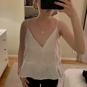 Zara linne - Linne från Zara i strl M. Aldrig använd, endast testad. Den har en dragsko i midjan som man kan göra tightare om man vill det. Fraktkostnad tillkommer.