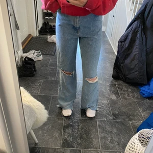 zara jeans  - Säljer nu mina zara jeans med hål med slitningar längst ner😀, tyvär har dom blivit för stora och är även slutsålda på hemsidan👍🏼.Skriv gärna för fler bilder eller frågor💓