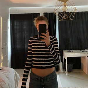 Randig tröja  - Supersnygg vit och svart randig tröja i Strl M. Jag brukar i vanliga fall ha S men den är liten i storleken. Använd ett fåtal gånger. Säljer pågrund av att den inte kommer till användning