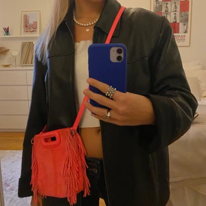 Maje väska - Supercool chockrosa färg, typ en perfekt utgångsväska. Köpte på NK för ca 1700kr  