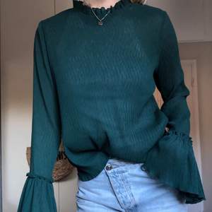 En fin, mörkgrön tröja/blus som knappt är använd. Knäpps med liten knapp i ryggen. Köparen står för frakt, annars kan jag mötas upp i Helsingborg. 