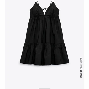 Svart klänning - Instressekoll på denna superfina klänning från Zara! Köpte den i somras men har aldrig haft användning för den, därav är prislappen kvar. Passar snyggt till en stickad tröja och vinterboots, som ni kan se på bild 3. Kontakta mig privat för frågor eller fler bilder! 😝💗