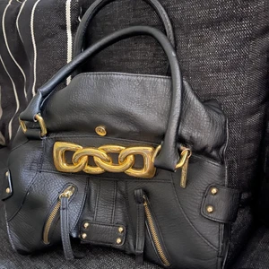 Handväska - Är inte helt säker om jag vill sälja denna men det är en liten snygg gullig handväska med detaljer! Lite slitage vid kanterna men inget jag tänkt på🥰