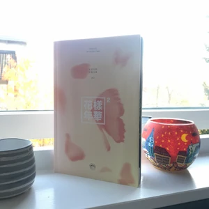 The 4th Mini Album BTS - Detta är ett album av det nu allt mer populära koreanska pojkbandet BTS. Lägger ut nu för att se om det finns något intresse då jag aldrig haft en användning för detta. Det finns flertal bilder på medlemmarna, en sida är helt av men den var så när jag köpte den för ett antal år sedan. Samt en skiva med deras låtar från det fjärde albumet med bland annat låtarna RUN, Butterfly, whalien 52, ma city etc. Hör av er om ni har några frågor! 