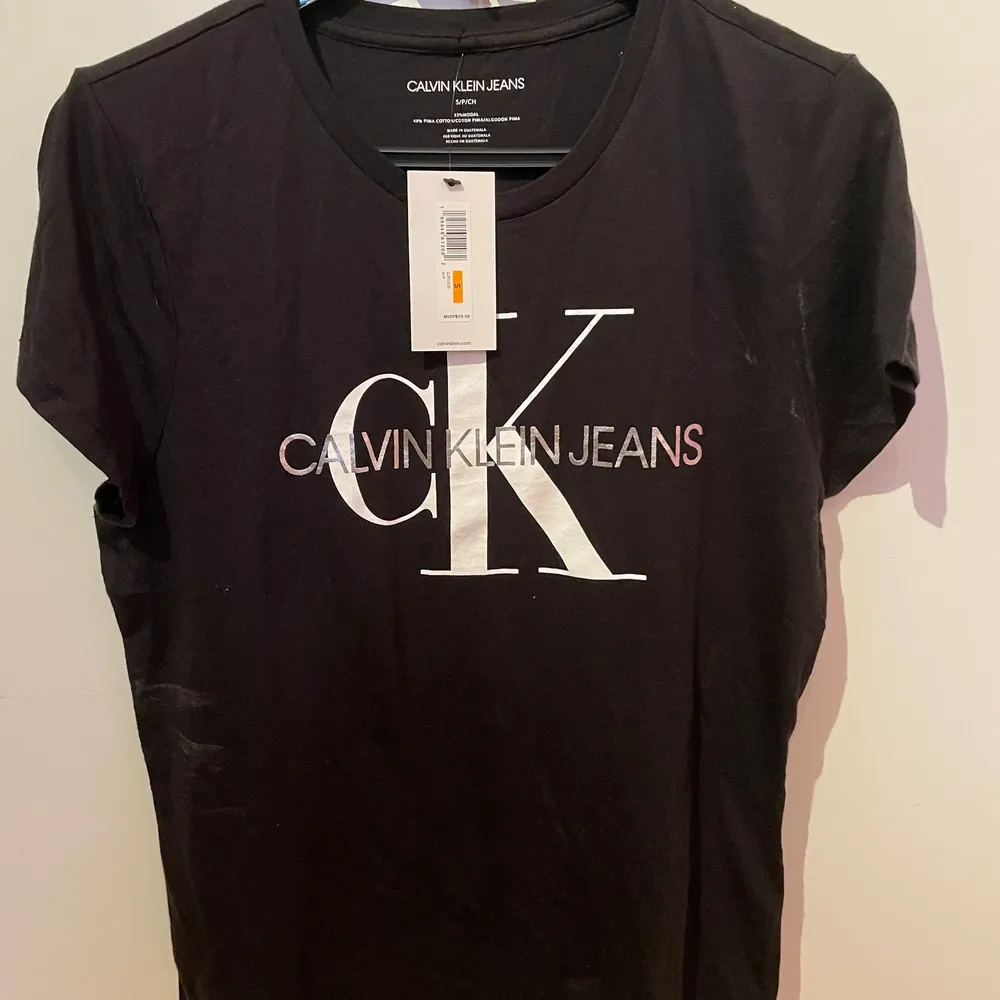 En helt oanvänd Calvin Klein tröja (äkta).. T-shirts.