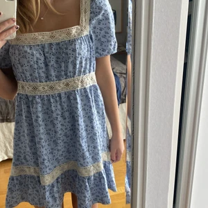 Urban outfitters klänning - Säljer min helt oanvända klänning från Urban outfitters som jag köpte i våras men tyvär inte kommit till användning! Kan både mötas upp i Stockholm och frakta💕 Paris kan diskuteras