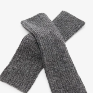 Handledsvärmare  - Ett par helt nya handledsvärmare/torgvantar ifråm zara, lappar kvar, kollar intresset innan jag skickar tillbaks dom, köpare står för frakt, bud vid fler intresserade! Högsta bud 150kr