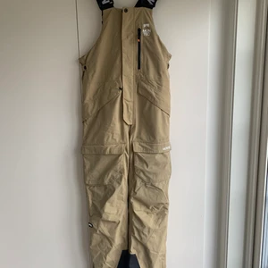 Montec skidbyxor - Bibbs (hängselbyxor) från montec, ganska använda, så de är lite slitna vid låren/knäna. Men förutom de är färgen fortfarande fin och inga fläckar. Köpta för 2099kr.