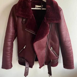 Fodrad skinnjacka från Zara  - Fodrad mörkröd skinnjacka från Zara som är perfekt på hösten & vintern! I storlek small men passar även xs-m. Nypris 999kr, mitt pris: 400kr. 