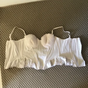 vit korsett - superfin vit korsett som jag köpte på sellpy men tyvärr inte fått användning för då den inte passar mig. Skulle säga att den ksk passar C- kupa. Dm vid eventuell frågor/intresse💕💕