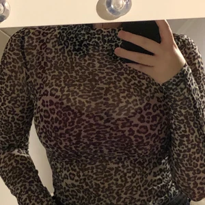 Leopardmönstrad meshturtleneck - Säljer denna jättefina tröja men som tyvärr inte kommer till användning längre