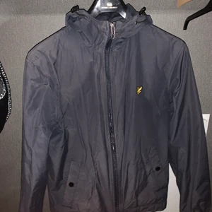 Skaljacka från Lyle & scott - Dragkedjan har lagats men fungerar fint. Övrigt i bra skick.