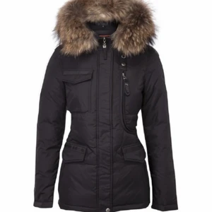 Hollies jacka storlek 34 - Säljer min hollies jacka, en del av dragkedjan har gått av (finns på bild) men annars är jackan i jätte fint skick! Pälsen på jackan är äkta och jackan är i storlek 34. Pris kan diskuteras 