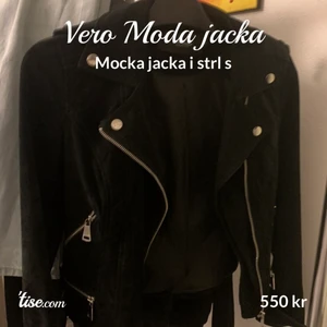 Vero Moda jacka strl s - Hej! Säljer nu min nästintill oanvända Vero Moda jacka. Jackan har en skinnjacka modell men är i materialet mocka. Jackan är i storlek s men upplevs liten i storleken. Hör gärna av dig vid fler frågor! Nypris på jackan är 1000kr och försäljningspriset är 350kr plus frakt.