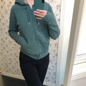 Grön-blå kofta/hood  - Grön-blå kofta/hood från Cubus, strl xs. Köparen står för frakt.
