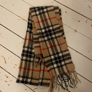 Snygg Halsduk😍 - Super snygg ullhalsduk som tyvärr inte kommer till användning, perfekt nu till hösten/vintern🥰 100kr + frakt🌟 Kolla gärna in mina andra annonser!