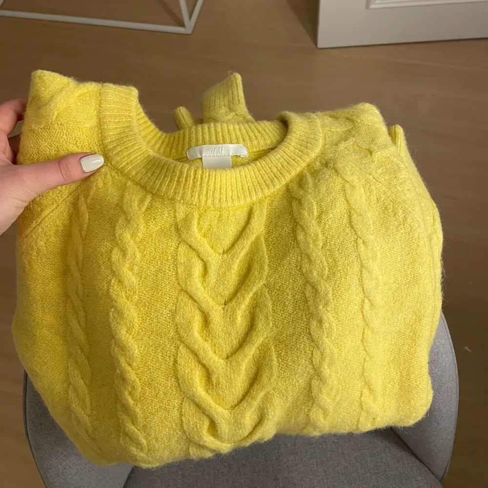 Härlig gul stickad tröja från HM som tyvärr inte kommer till användning.💛. Stickat.
