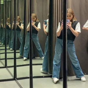 Wide leg jeans fina tricot - Säljer ett par svin snygga jeans från Ginatricot!! Stl 30 men annars en ”kortare” 32🥰🥰